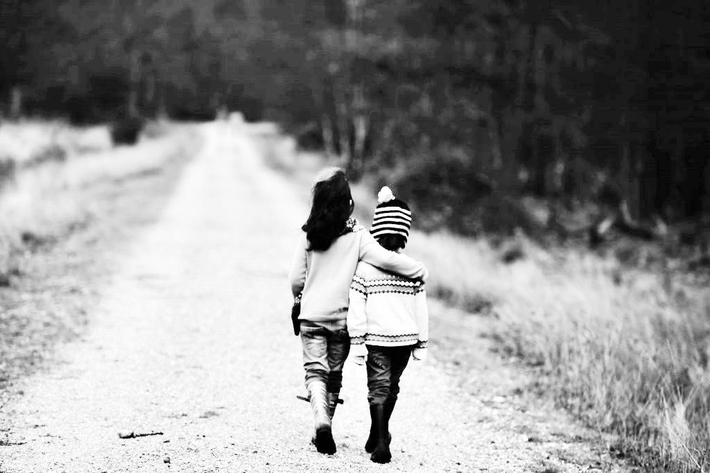 Deux enfants qui marchent dans un contexte de médiation familiale ou de droit de la famille.