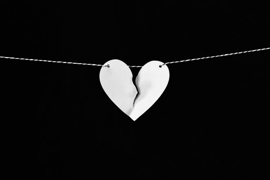 coeur brisé sur une corde dans un contexte de médiation familiale ou de droit de la famille.