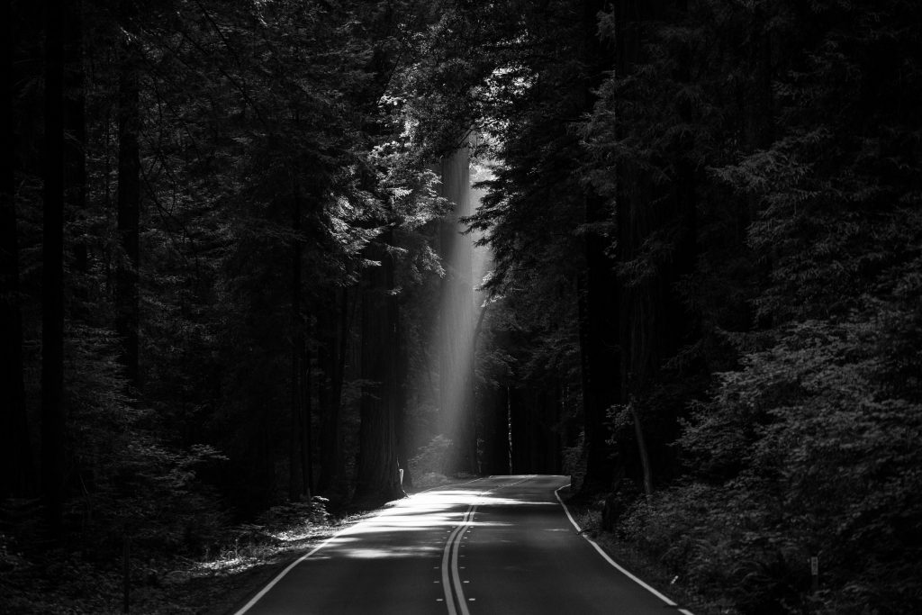 Route avec lumière au bout dans un contexte de médiation familiale ou de droit de la famille.