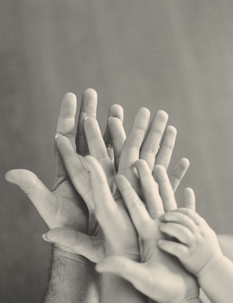 mains d'enfants et adultes dans un contexte de médiation familiale ou de droit de la famille.
